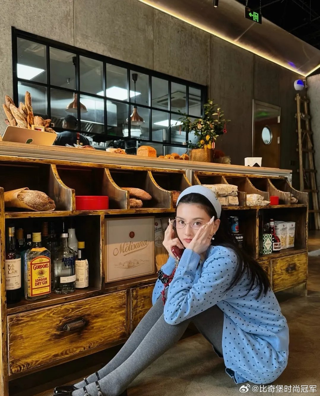 虽然宋祖儿这条营业好像是个鞋子的推广，但是整体风格好像miumiu 