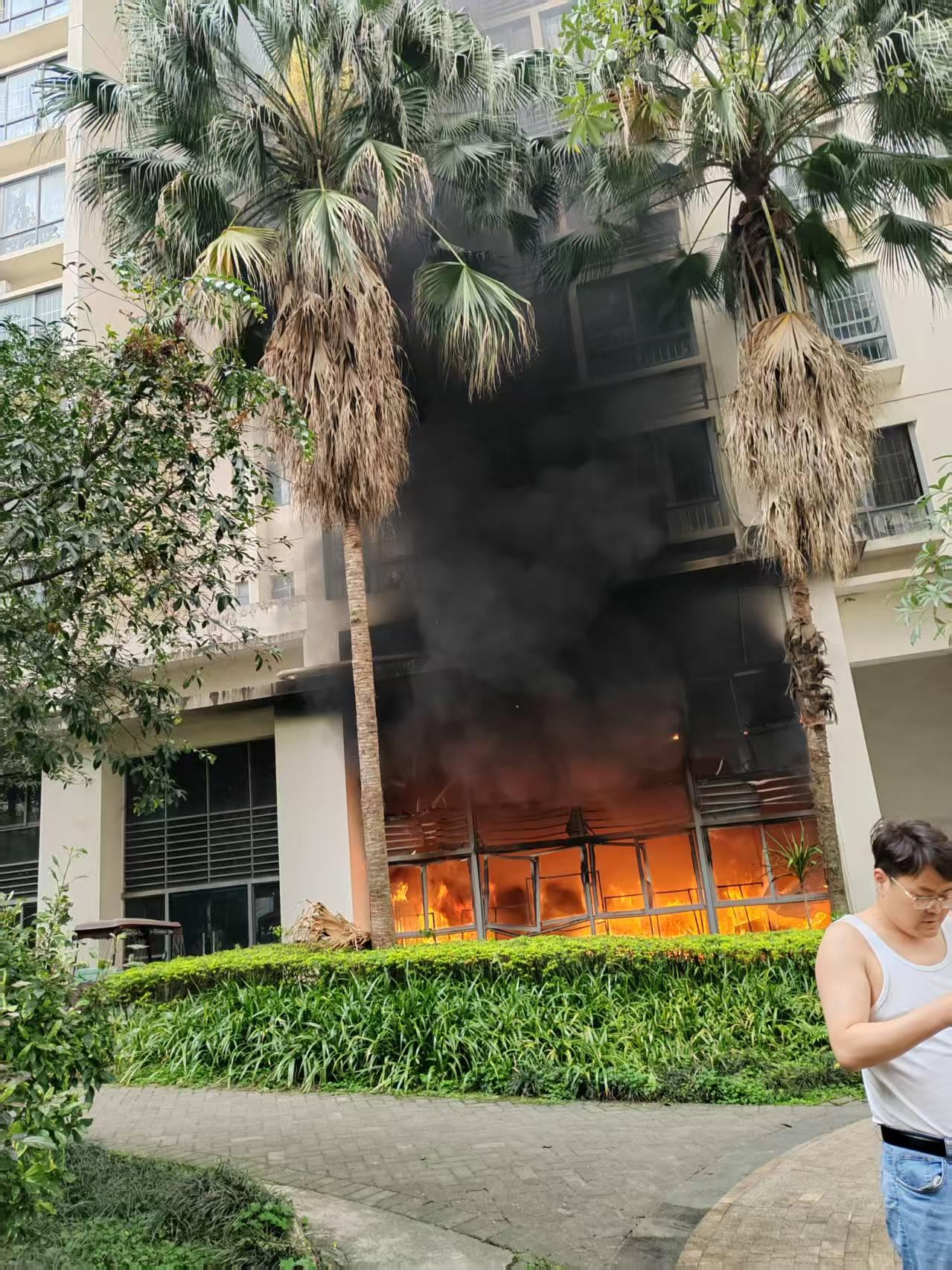 这个火势太吓人了。今天下午13点50分左右，南宁市康桥蓝湾小区发生了一场让人惊心