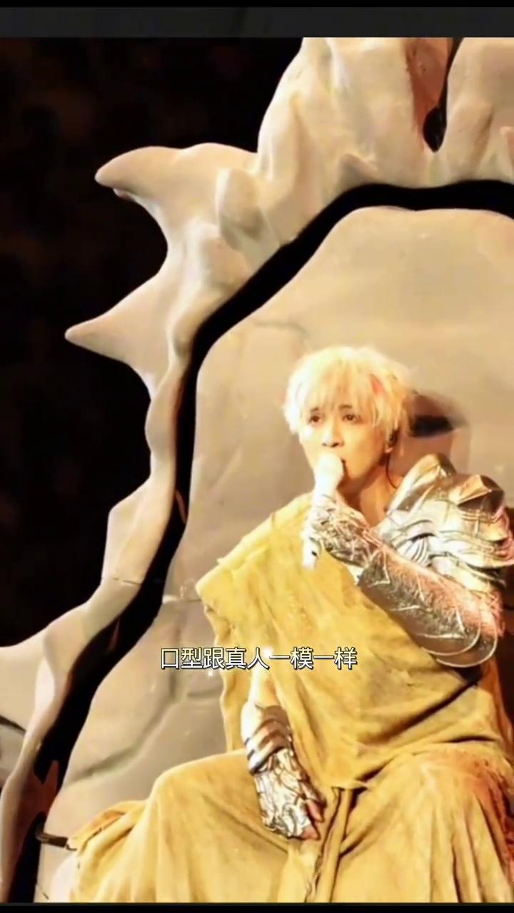 薛之谦演唱会与同款AI机器人共唱。
你能分清这是薛之谦本人还是机器人？广州薛之谦