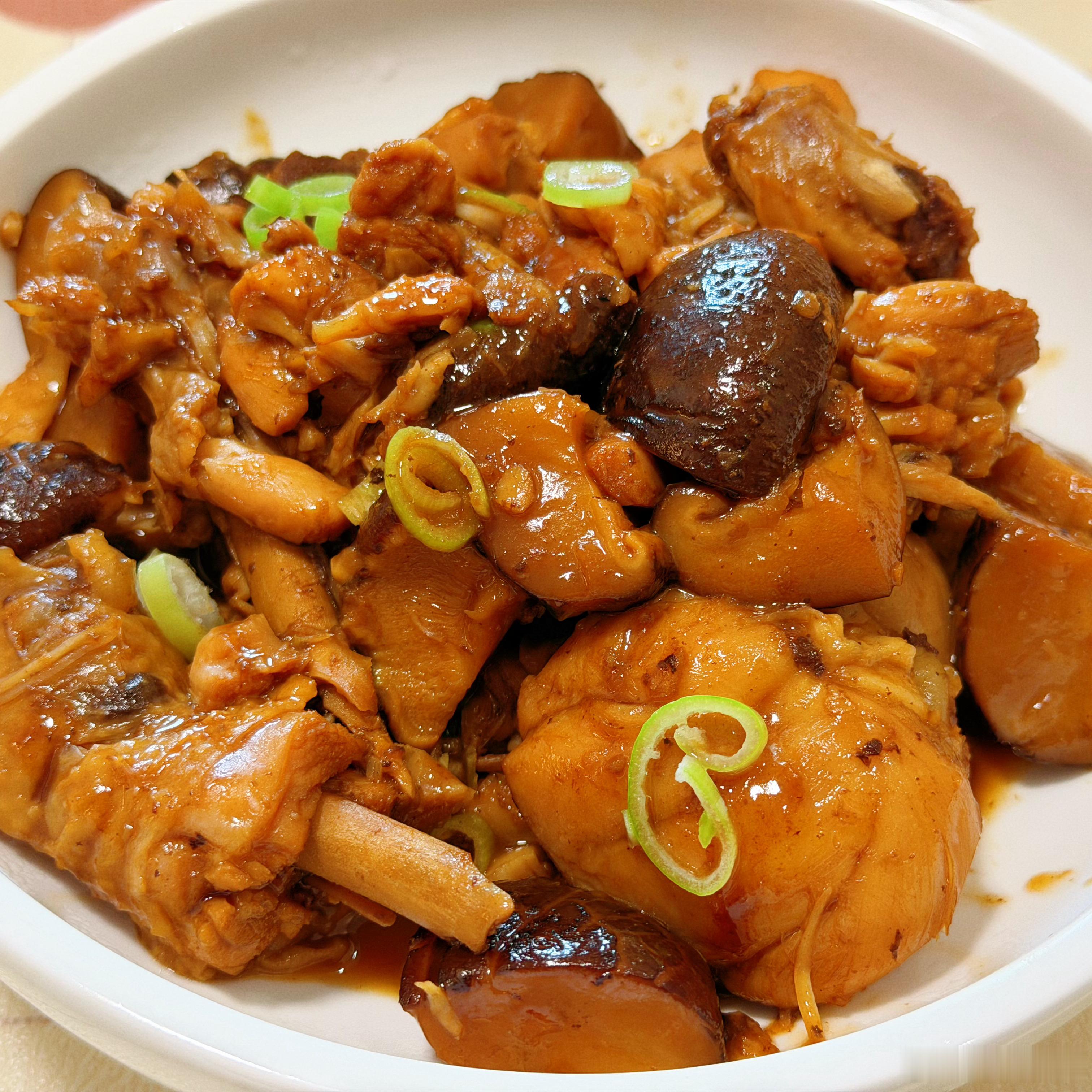 今日午餐：香菇鸡，凉菜，豆腐汤健康打个健康