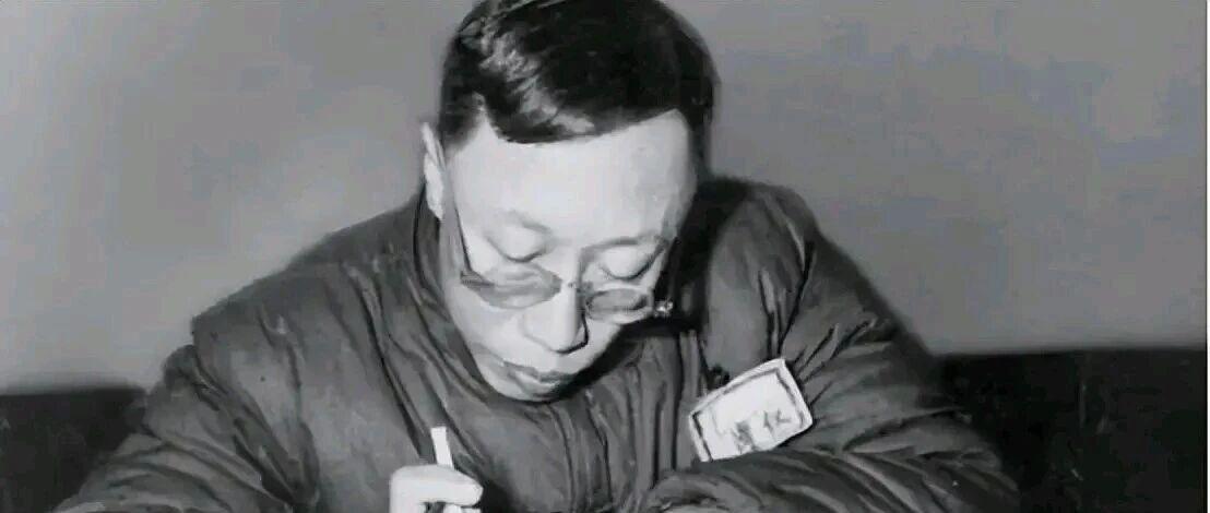 末代皇帝溥仪在抚顺改造期间听闻出兵朝鲜，亲手拆开棉衣夹层，拿出从故宫带出的绝世玉