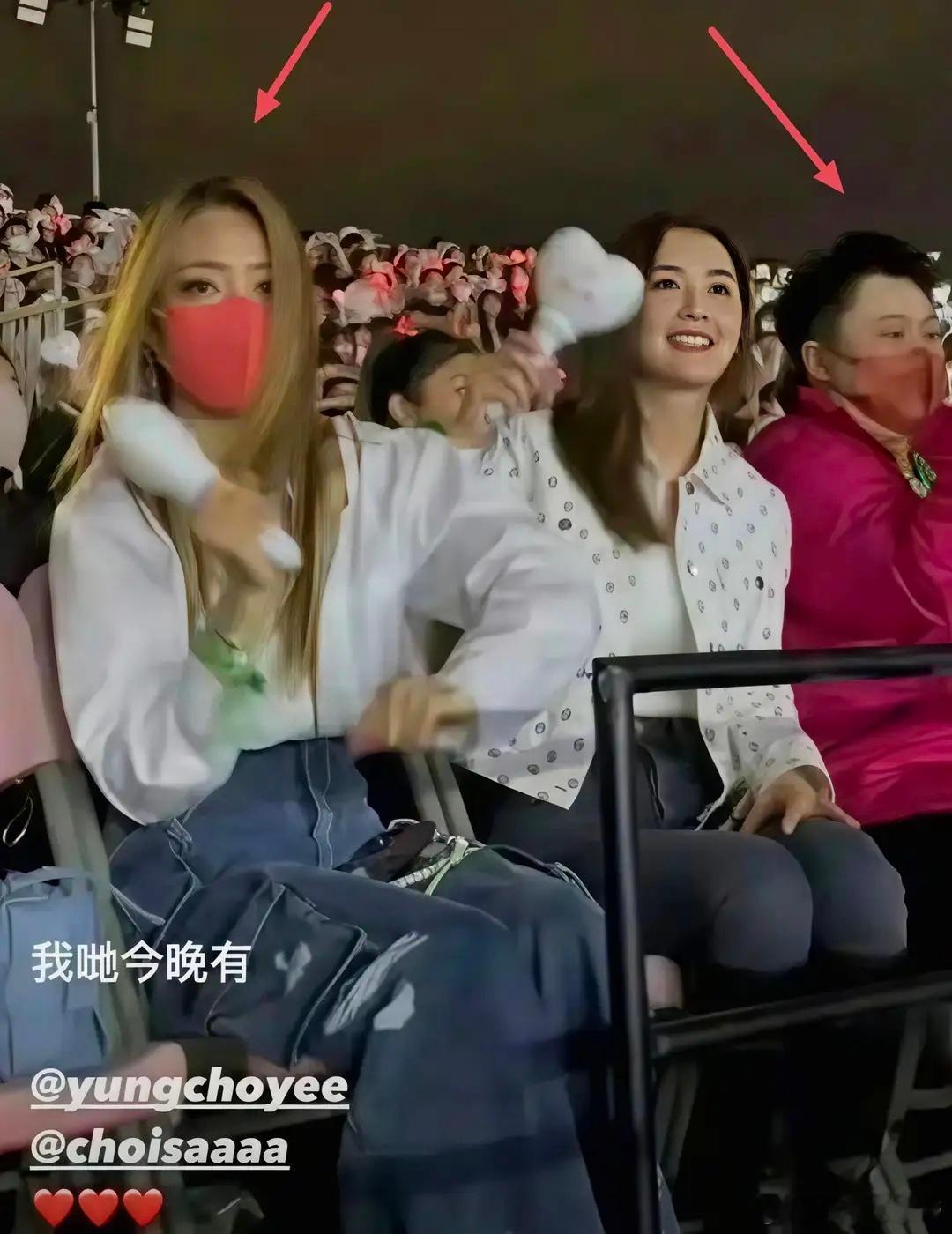 容祖儿现身泰国旅游，和一位短发女士在街边聊天，看起来关系匪浅！ ​​​