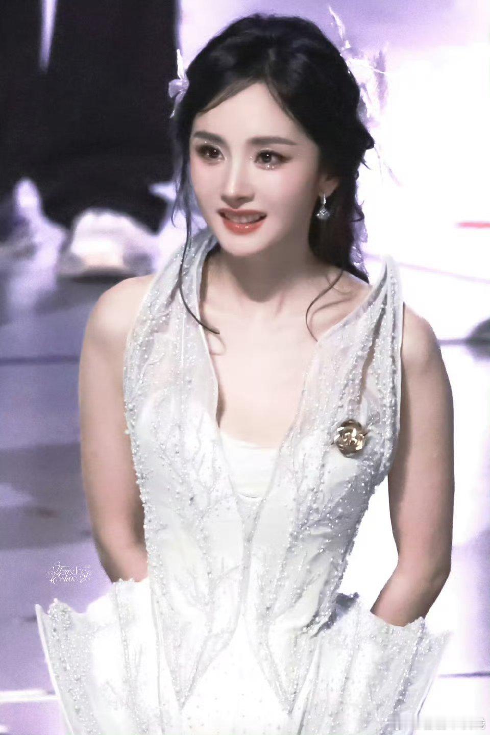 杨幂林俊杰什么时候可以开一场演唱会或者幂姐客串林俊杰的嘉宾，好想听歌王唱歌🎤哈