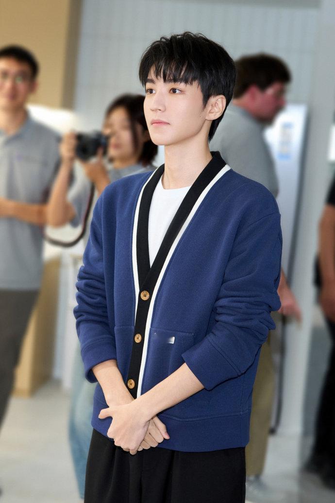 王俊凯真的好棒开始默默做大事了，俊凯联合清华大学人工智能学院设立奖学金。小凯又帅