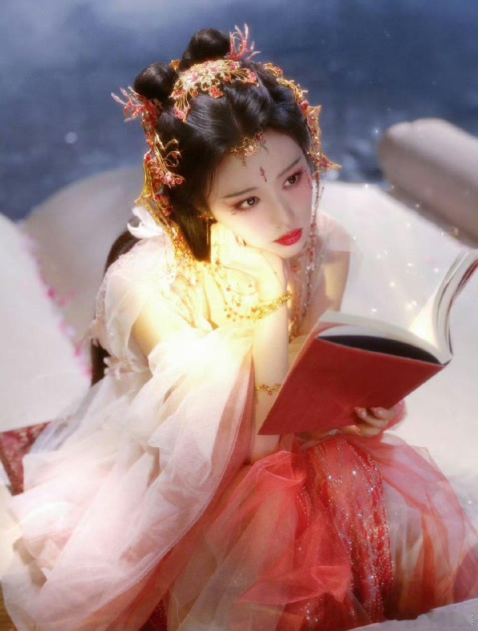 王楚然庾晚音写自己的结局 她与角色同频共振，在困境中托举自己。那些走过的路、受过