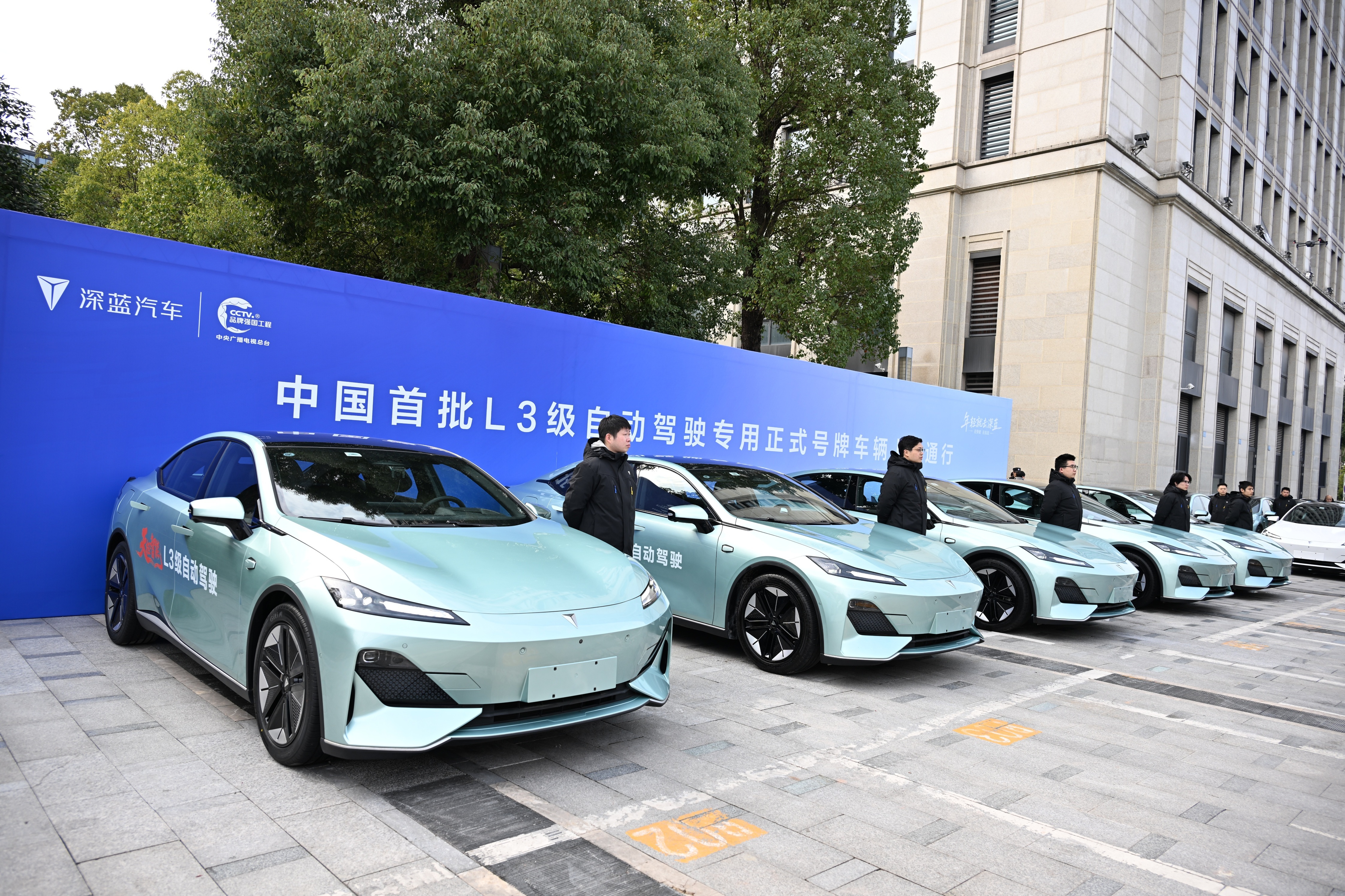 通勤族的福音真的来了！深蓝 L3 级自动驾驶已在重庆内环快速路等路段开放体验，测