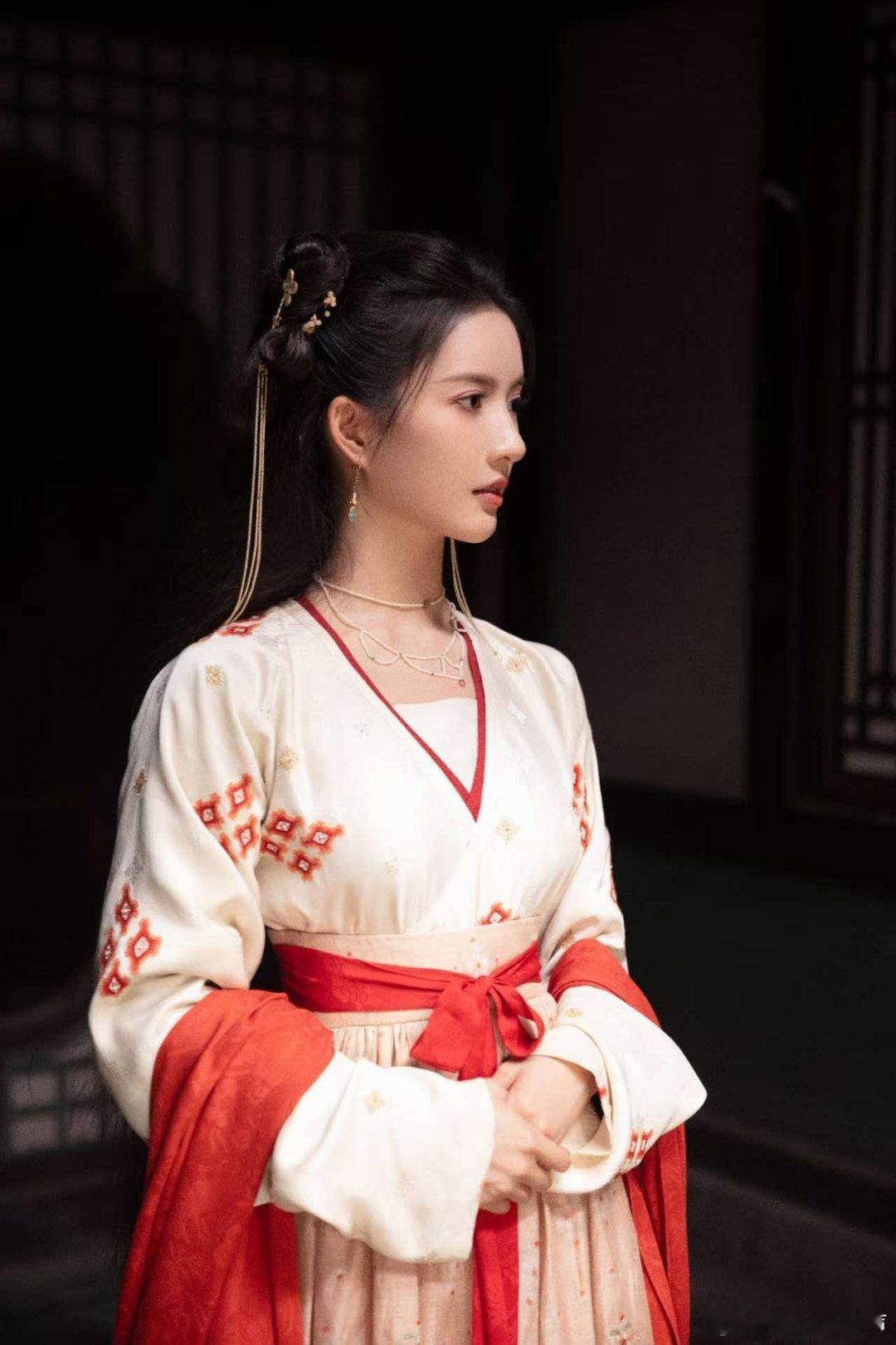 刘些宁古装太养眼了吧，这气质不妥妥的千金大小姐吗！ 