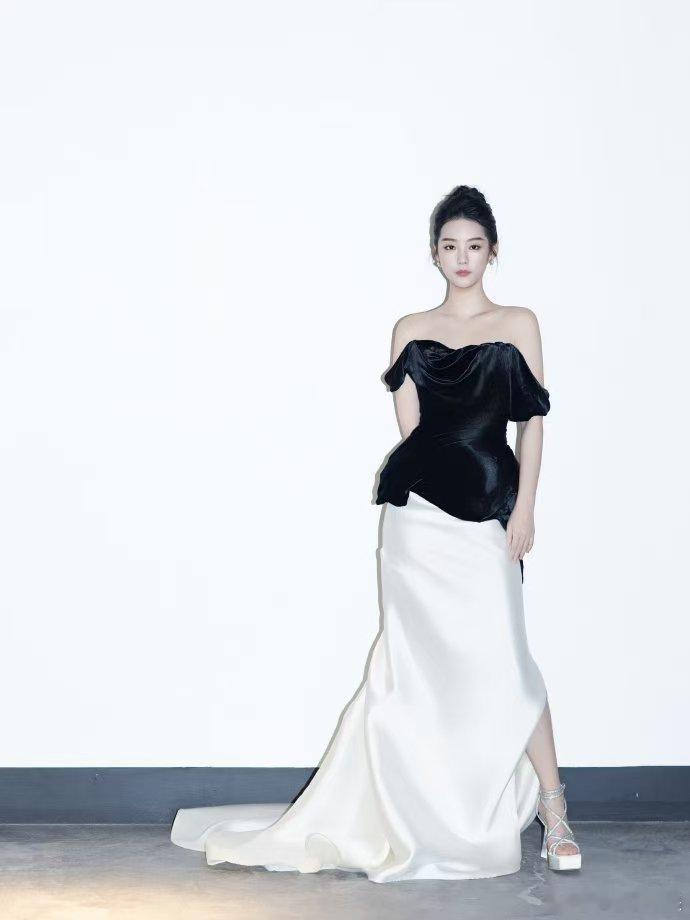 徐艺真 观众是伟大的评委 2025泰国颁奖礼，徐艺真凭短剧获亚洲杰出艺人奖。她称