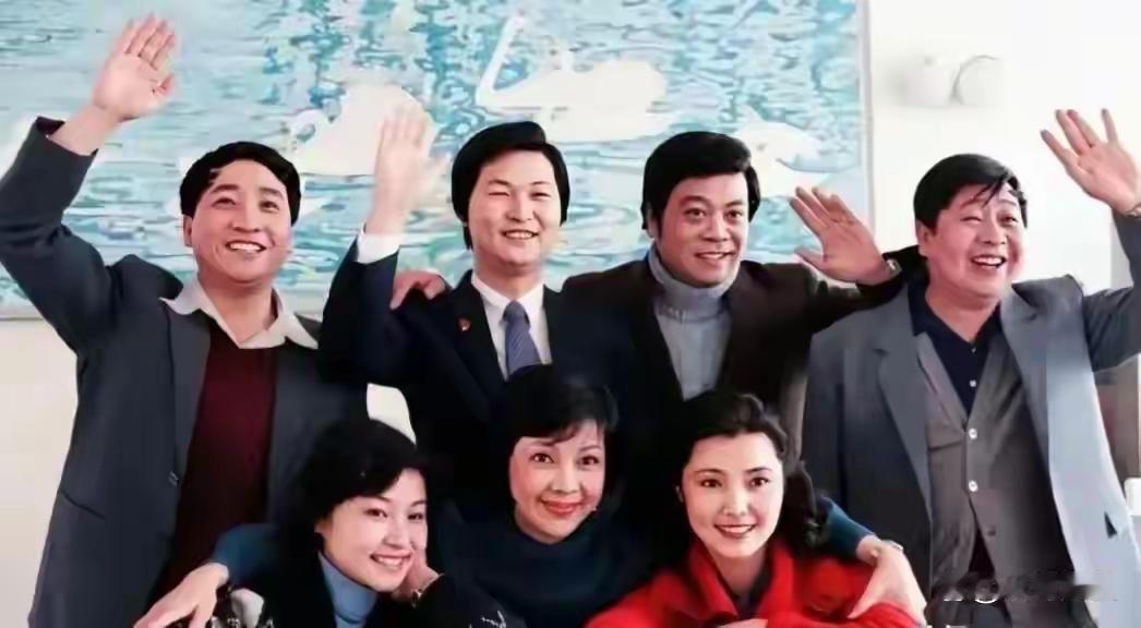 七位个个是名人，
春晚节目主持人。
其中两位已作古，
如今皆为老年人。