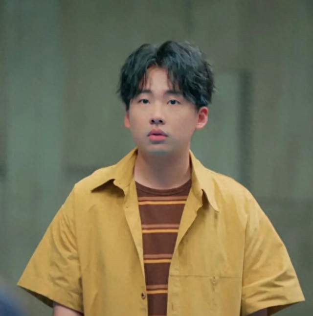 郭麒麟北京小酒馆被偶遇！脸圆脖子粗有了肚腩，暴瘦80斤后又复胖