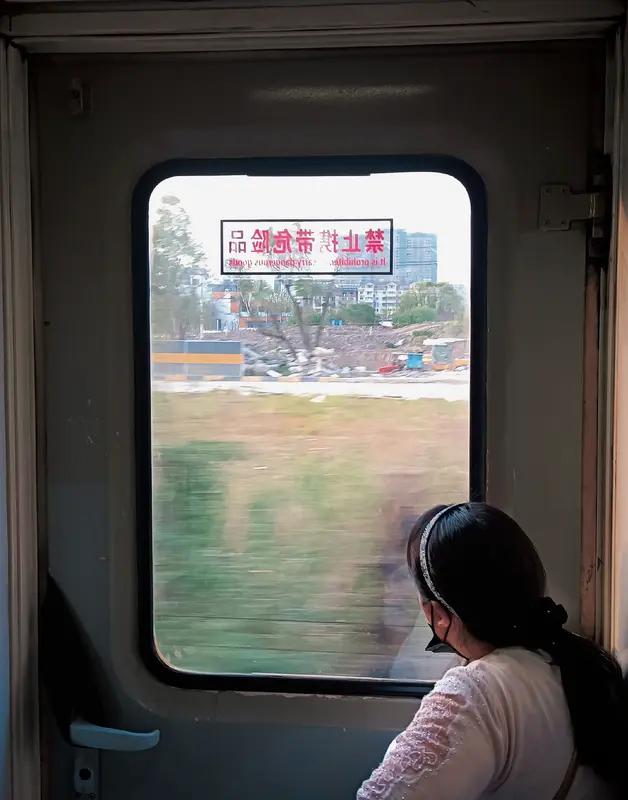 致此刻的你

请记得，你并不需要成为一座坚不可摧的城堡。
允许自己有脆弱的时刻，