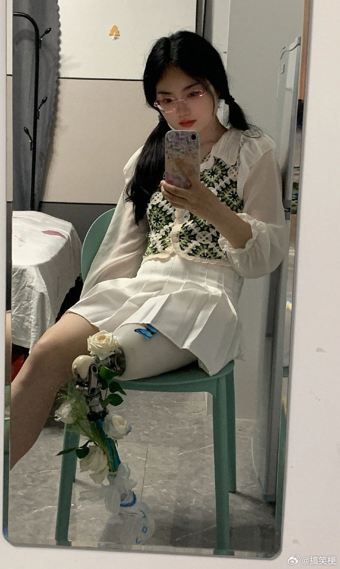 她心中的花终于开到了腿上 