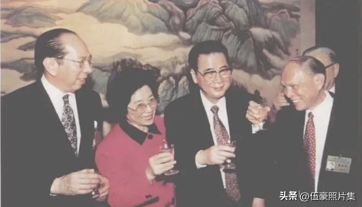 1996年1月26日，香港特别行政区筹备委员会在北京成立，中央领导人在人民大会堂