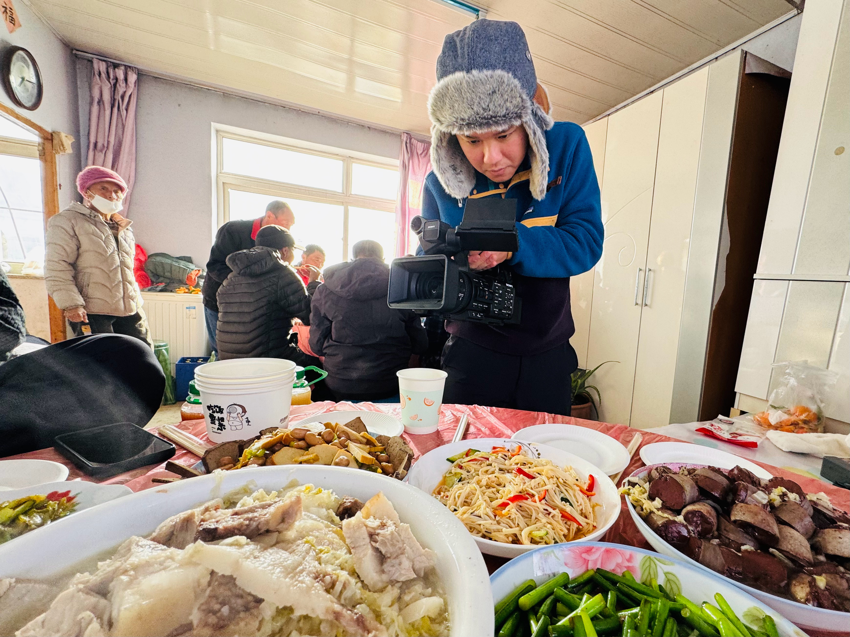 不辞严寒来东北农村拍婚席，🎥800一个机位包短视频剪辑。💻这年头还是要接些活