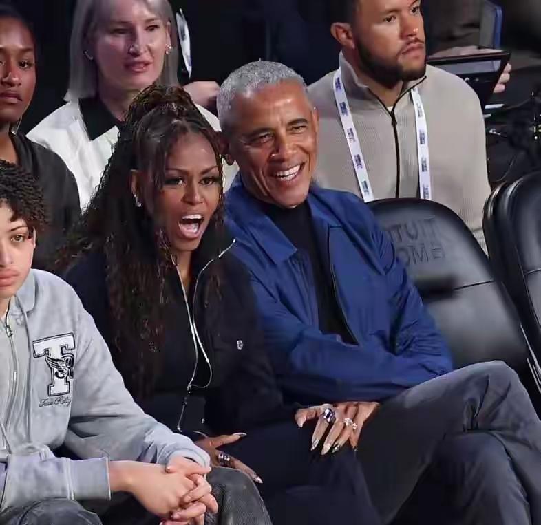 米歇尔这造型，真让人惊喜和意外？
就不露脸的米歇尔，终于与奥巴马一起合体现身了！