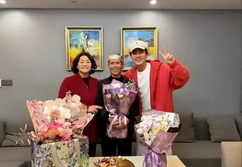 欧豪拎着蛋糕回福州老小区给爸爸过生日，被粉丝拍到。
画面里就是普通六层楼，墙皮掉