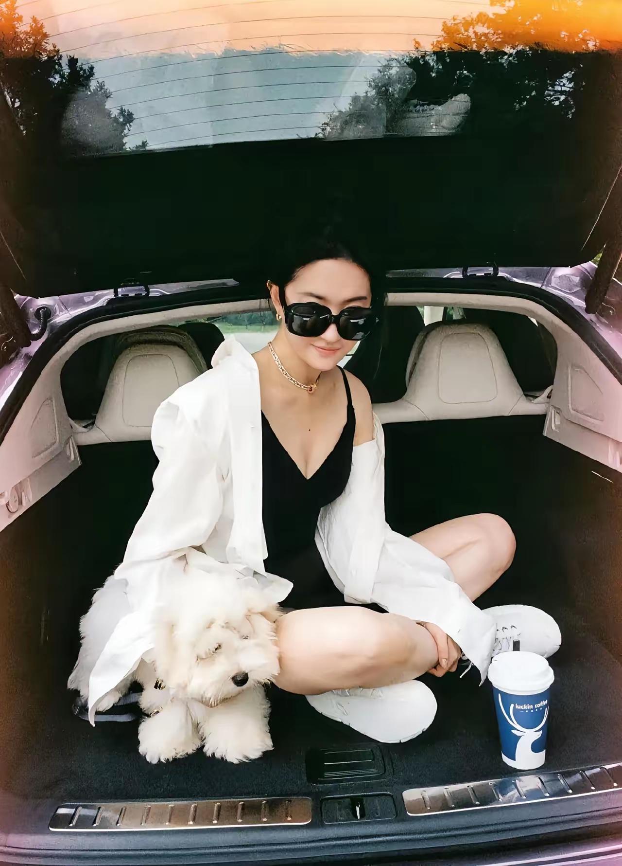 余承东最近怕是偷着乐呢，

高兴的不是华为汽车卖得多火，

而是选对了刘亦菲这个