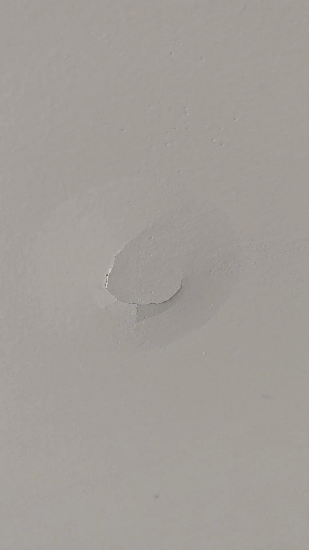 墙面突出一块，是里面有金属受潮生锈发胀了吗？这个自己动手怎么整，要买什么材料？