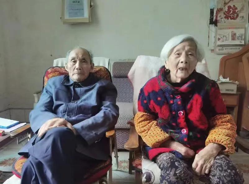天津！寡妇余姐独自照顾公婆20多年，公婆离世后,大哥一家5口蹭吃蹭住赖着不走，喝