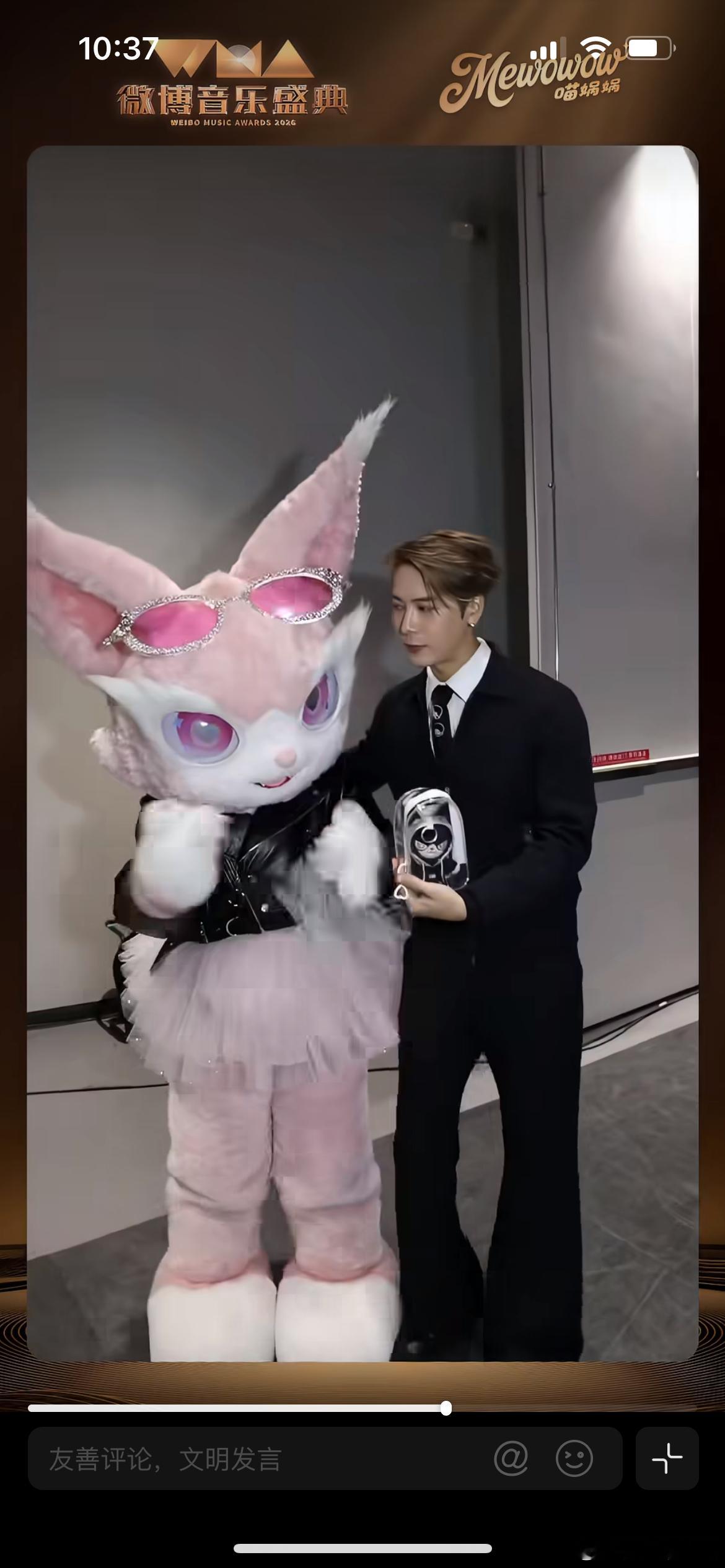王嘉尔让C位，音乐节舞台上演暖心一幕，本该站在舞台中心的王嘉尔主动向后退让，将最