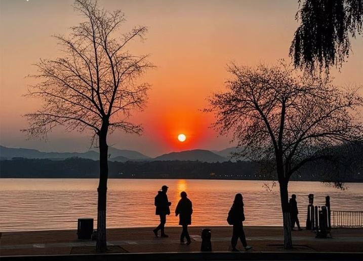 上联：陶醉秋澜夕阳晚，
下联：冬雪纷纷愁绪牵！