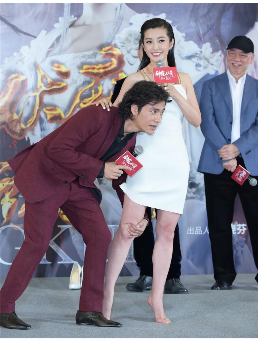 明星电影发布会，各种"奇招"都在上演！
这部电影，想不火都难，[呲牙][捂脸]。