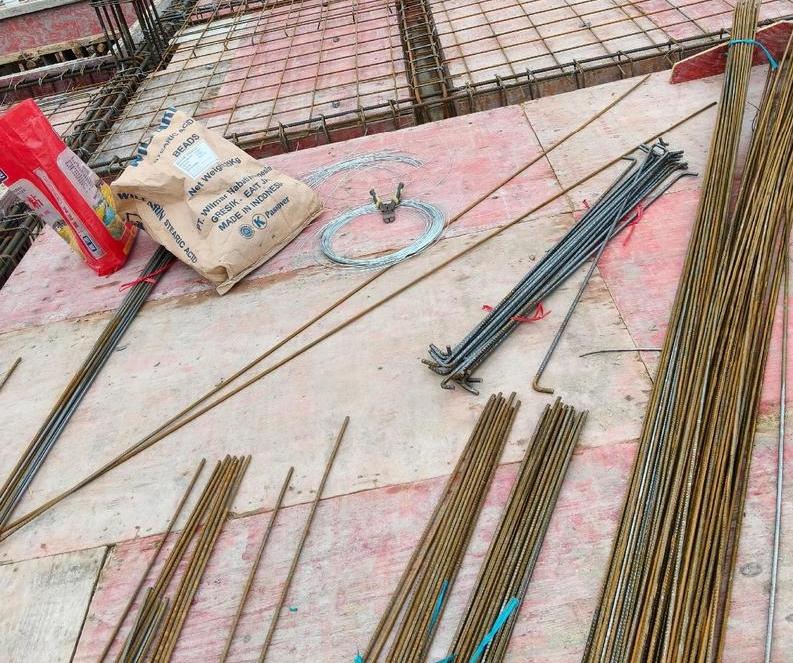 安徽省潜山县，48岁的李明勇在建筑工地当一名钢筋工，4月2号下班回家途中，在梅河