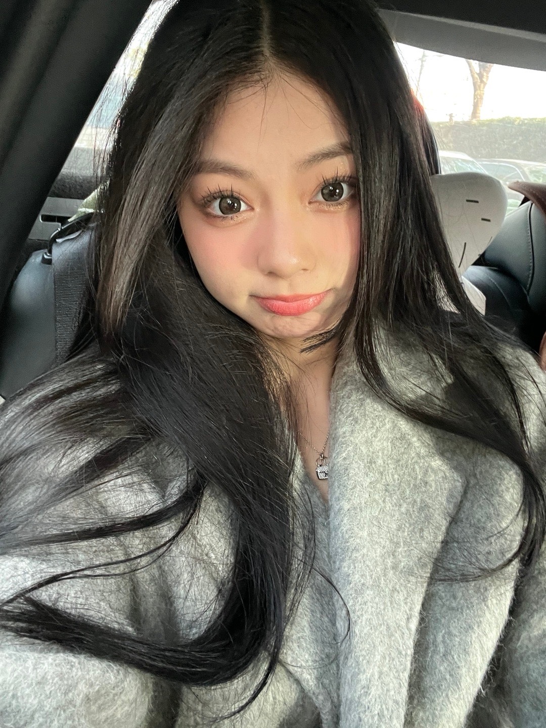 刚出门丝袜就勾破了[苦涩]图2这位美女真的很努力在涂发际线粉 ​​​