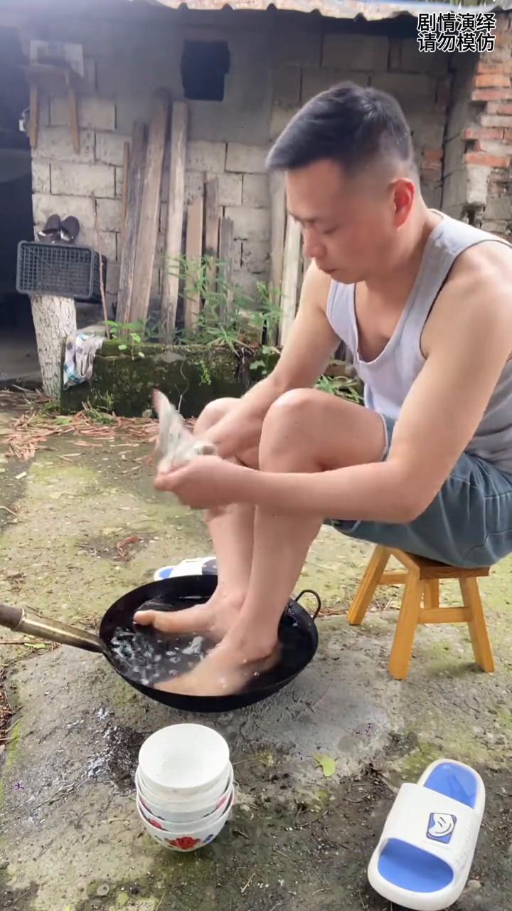 男子很节约用水，边洗碗又洗脚，这一幕真的太有才了。
男子很节约用水，只见他脚放炒