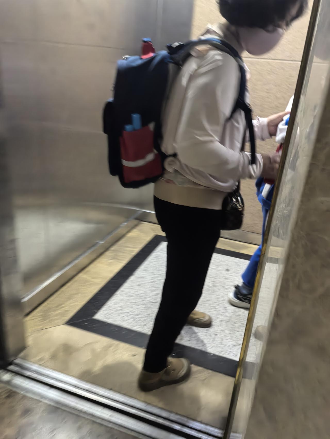 坐电梯看到这一幕，一个六十多岁的奶奶送孙子上学，这孙子看起来也有十来岁了，身高都