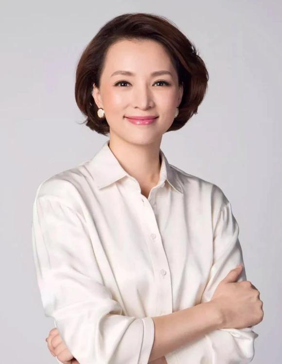 总感觉她如今的落差也太大了吧！

作为曾经深受大家喜爱的“央视一姐”，以前有多么