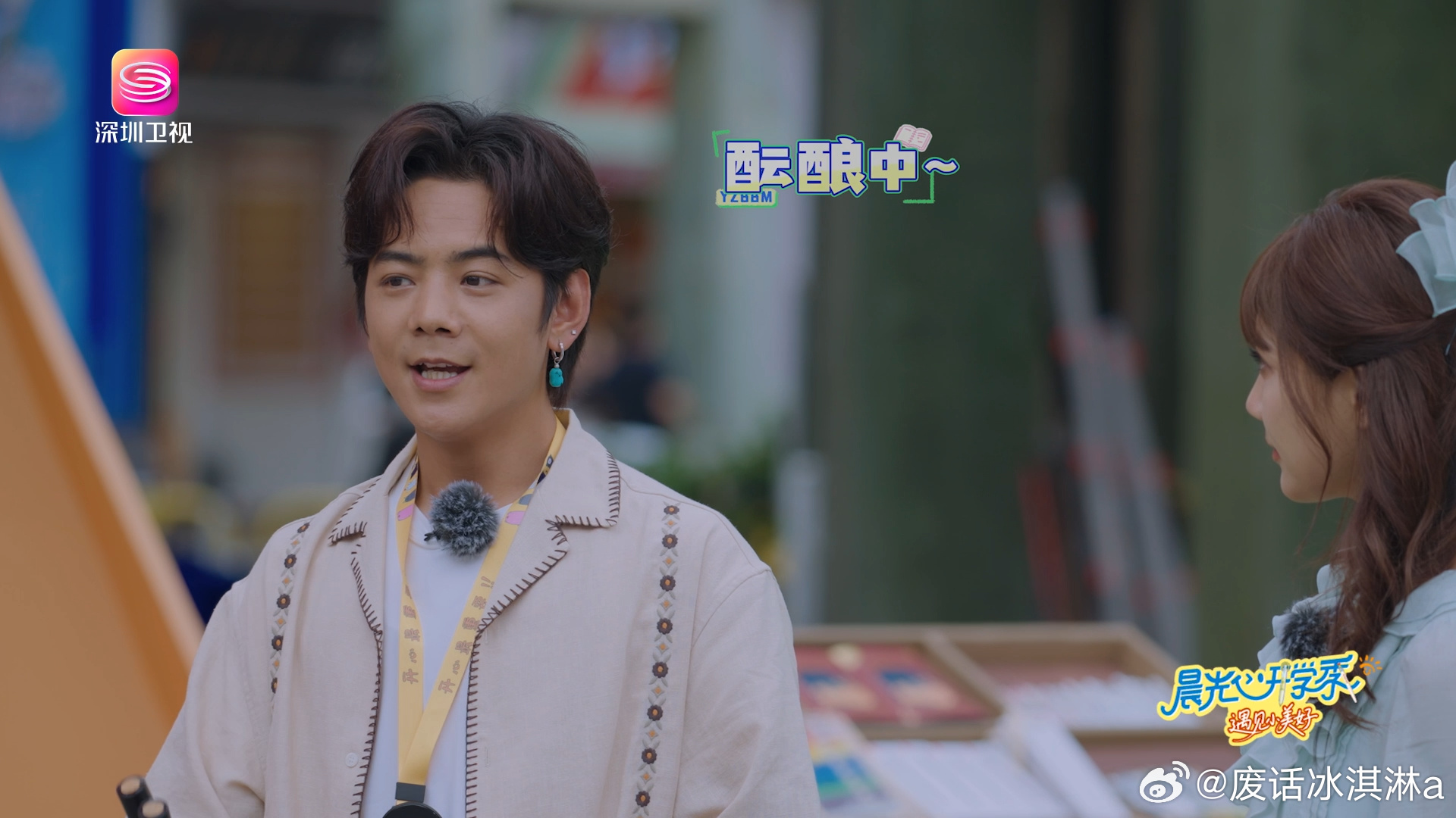 丁真讲了个冷笑话 谁懂啊，在移动文具车旁边听丁真讲冷笑话，真的有一种回到小时候校