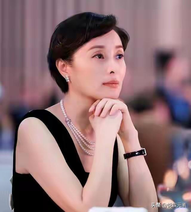 吴越单身，辛柏青也是单身，
而且他们都是娱乐圈的清流，
换一个角度看，
其实辛柏