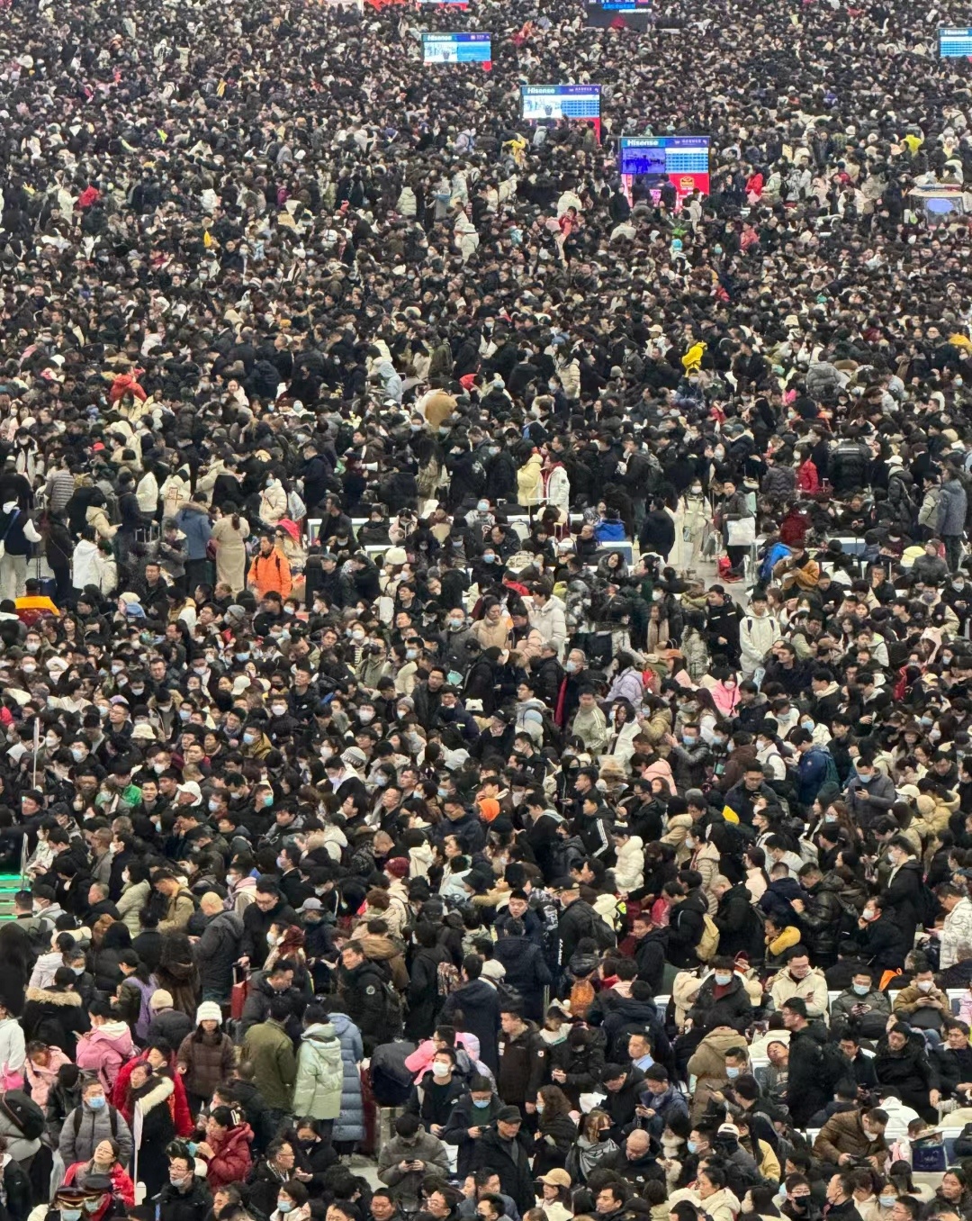 马年春节出行人次再创新高今年春节流行科技过年据交通运输部消息,2026年春运进入