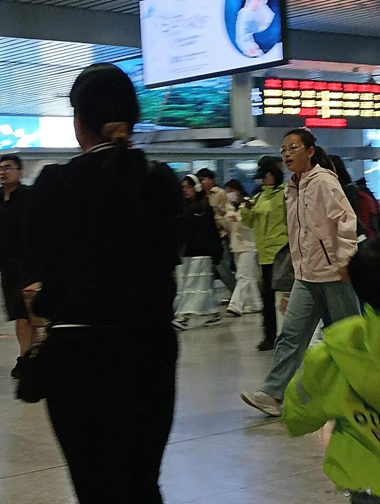 人与人之间的差别真是大。
孩子放假，觉得没事在宿舍待着无聊，就劝他回青岛。
孩子