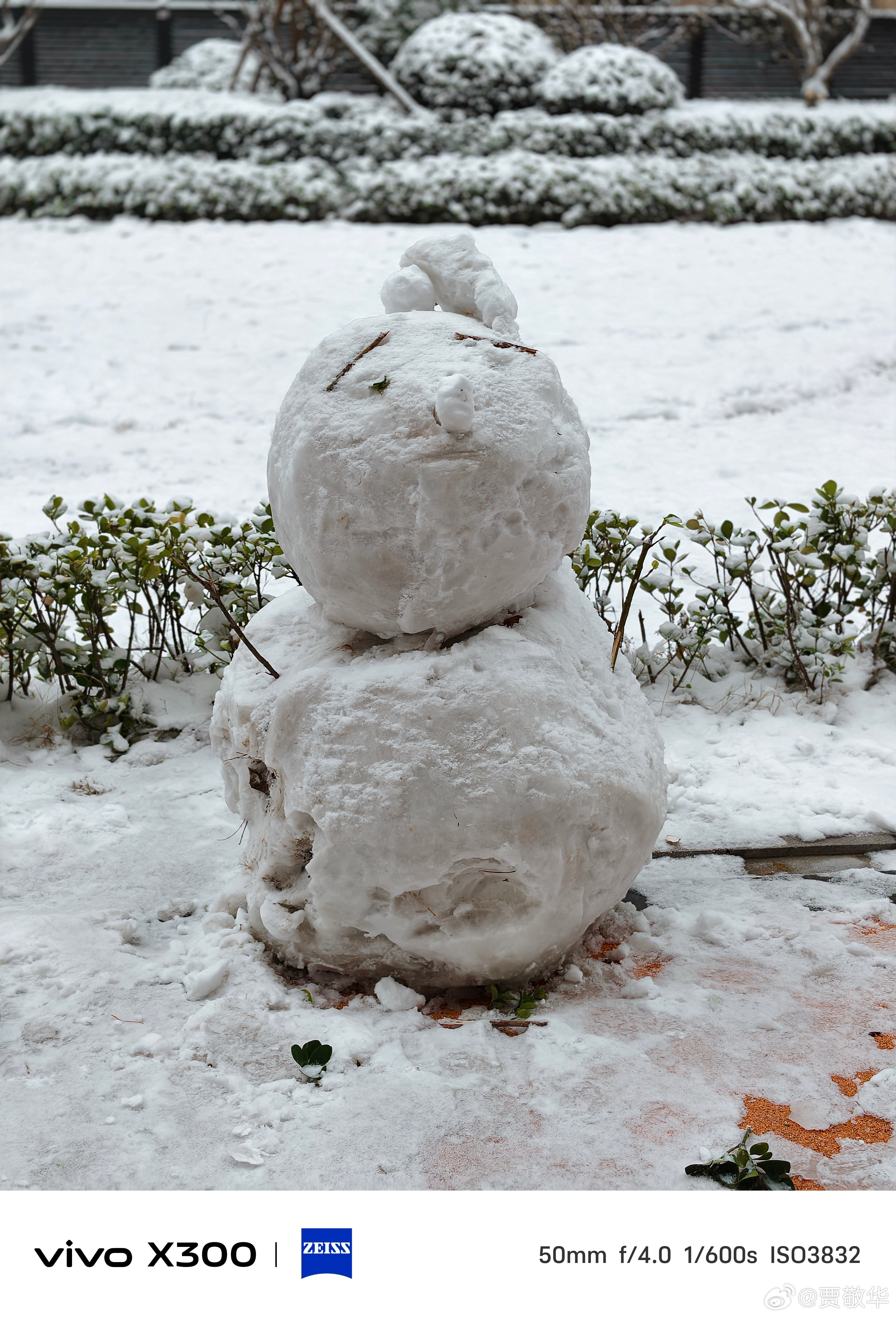 出去吃早点，在小区看到了雪人。这应该是小朋友昨天晚上堆的雪人，估计一会儿就要化掉