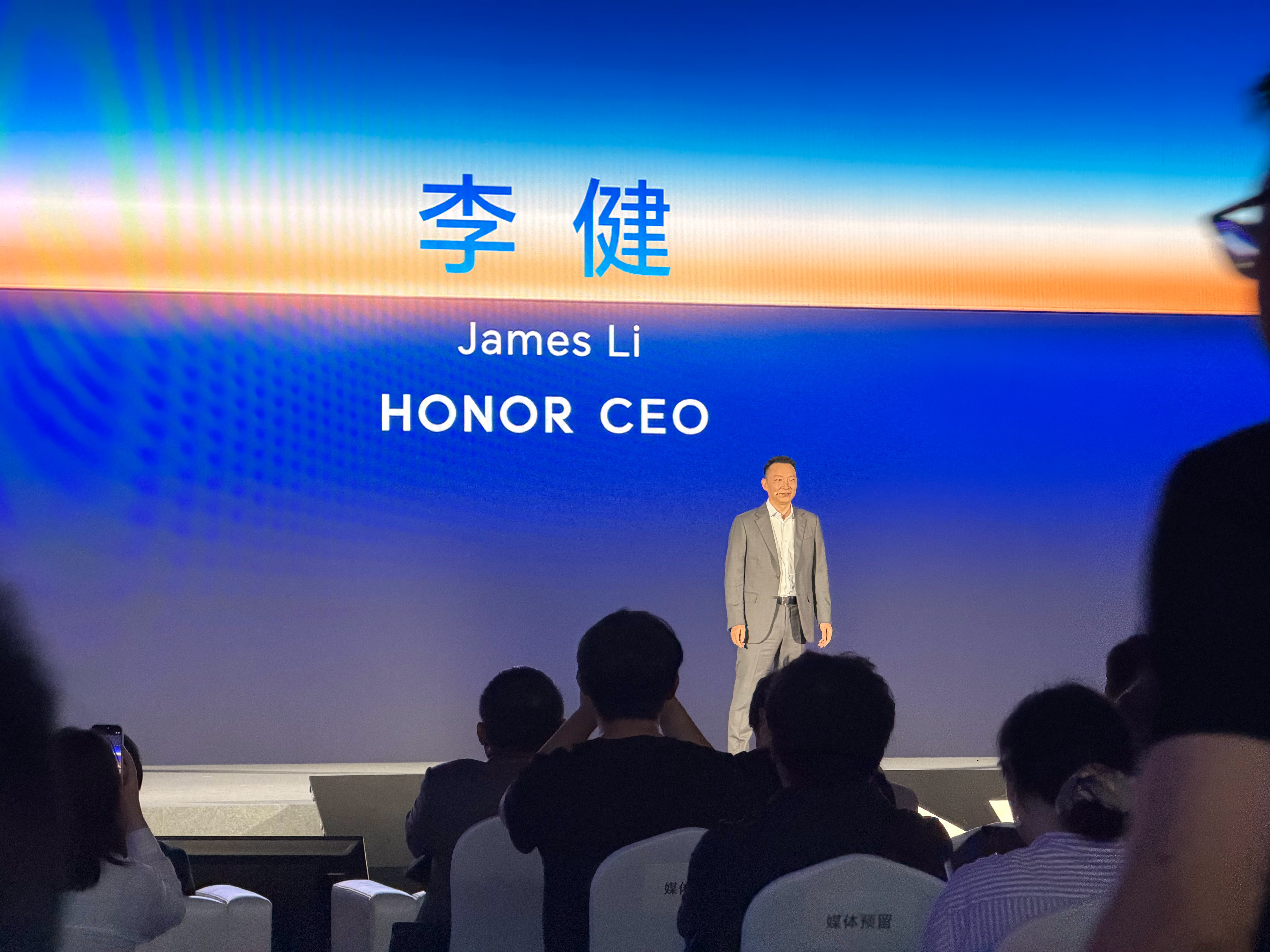 荣耀 CEO 李健在论坛上分享了自己对 AI 具身体的观点。他表示，AI 正在逐