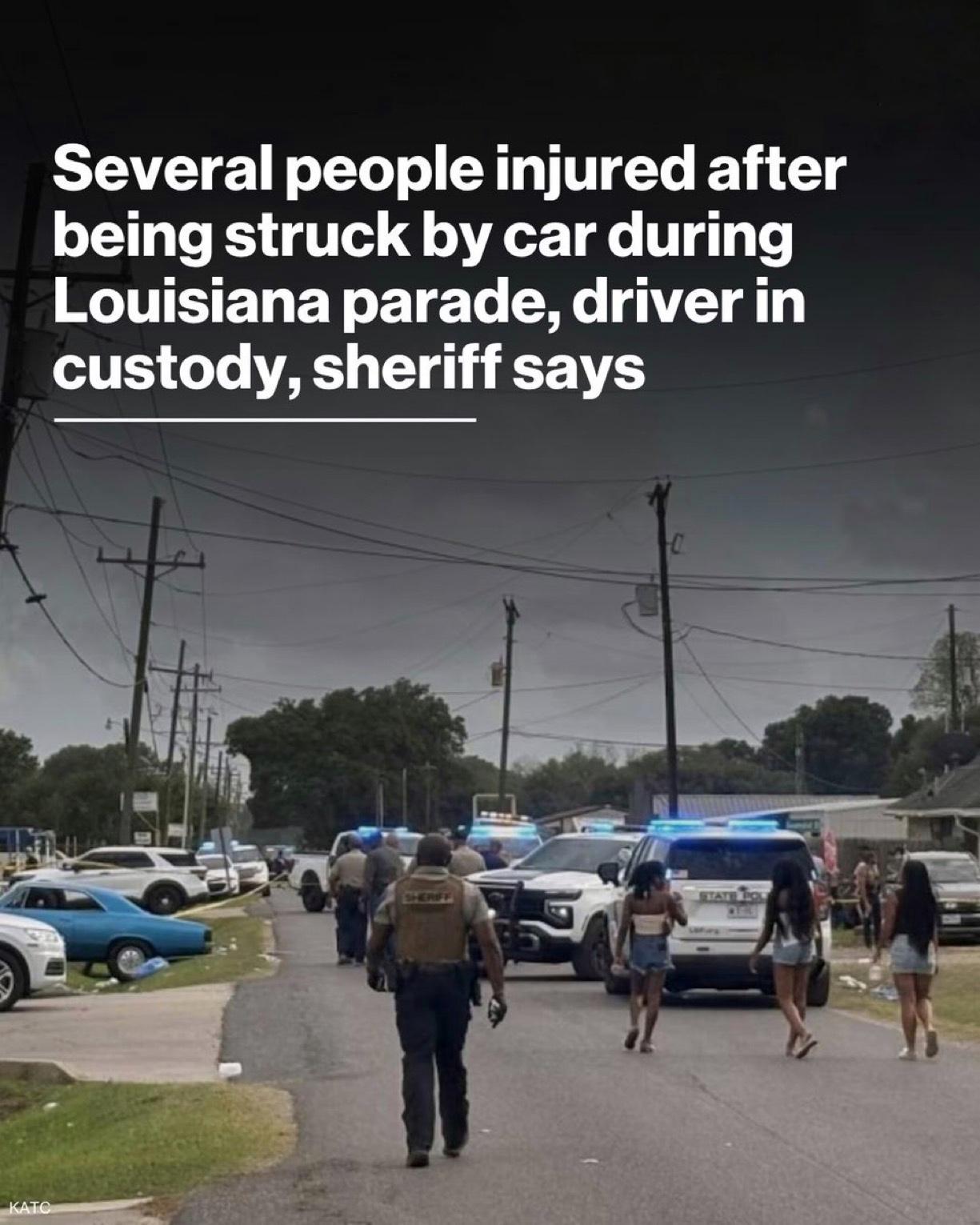 当地时间周六下午，一辆汽车撞上了路易斯安那州布劳斯达的老挝新年游行，造成多人受伤