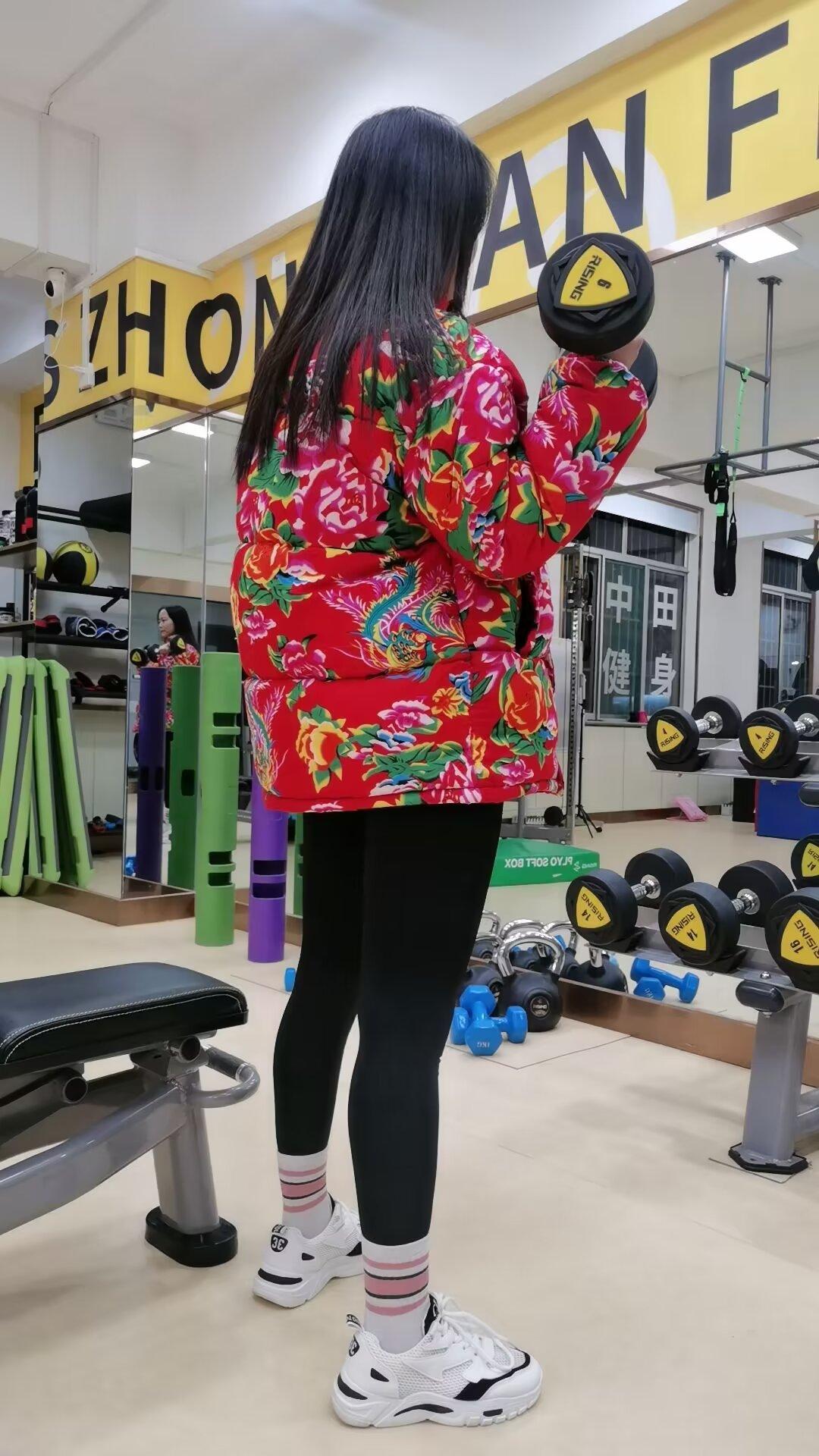 “没人疼就来健身吧 练完浑身疼”