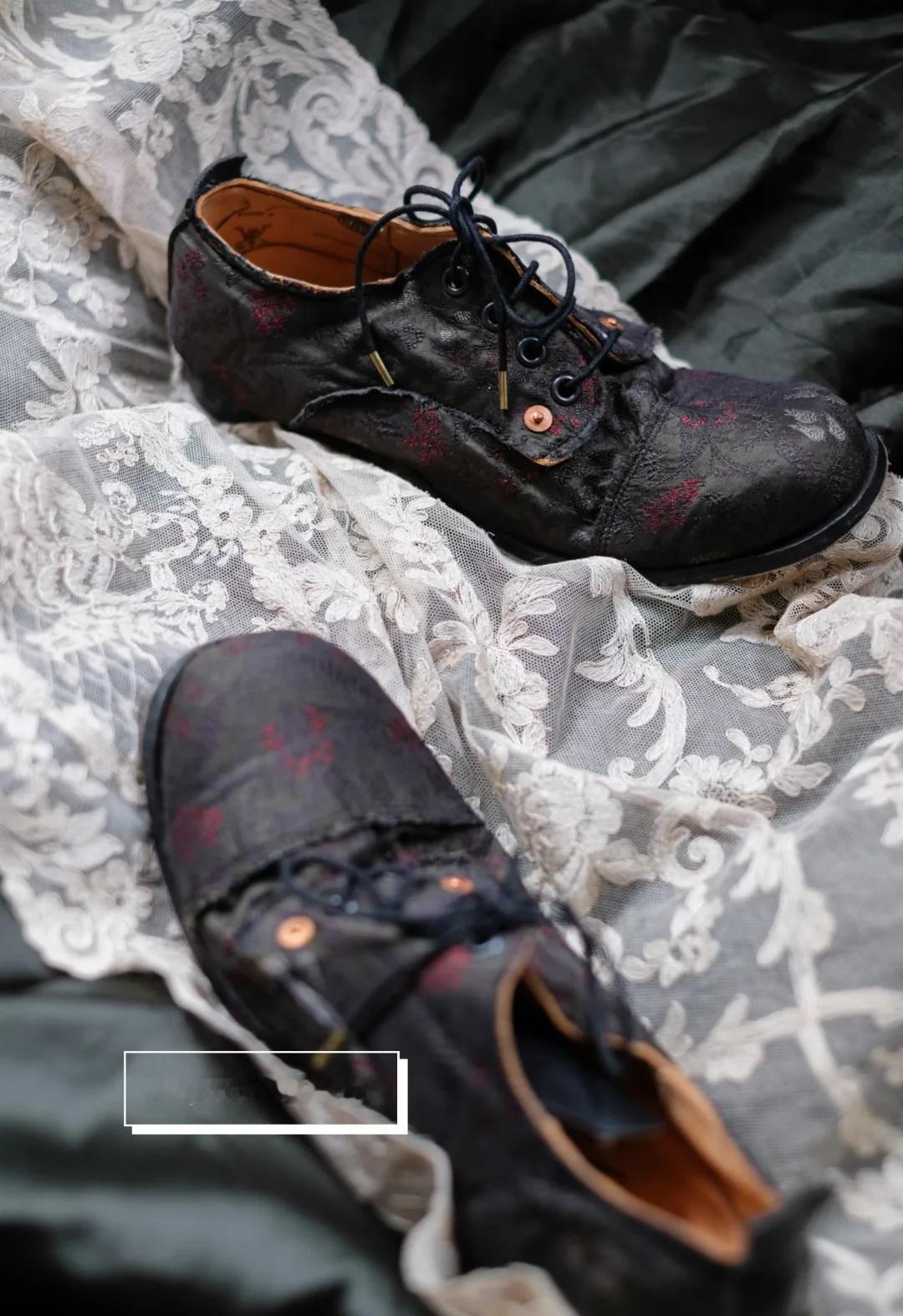 Paul Harnden“旧履花痕”🥀
.
这双鞋的苔绿色，是带着灰调的、雨后
