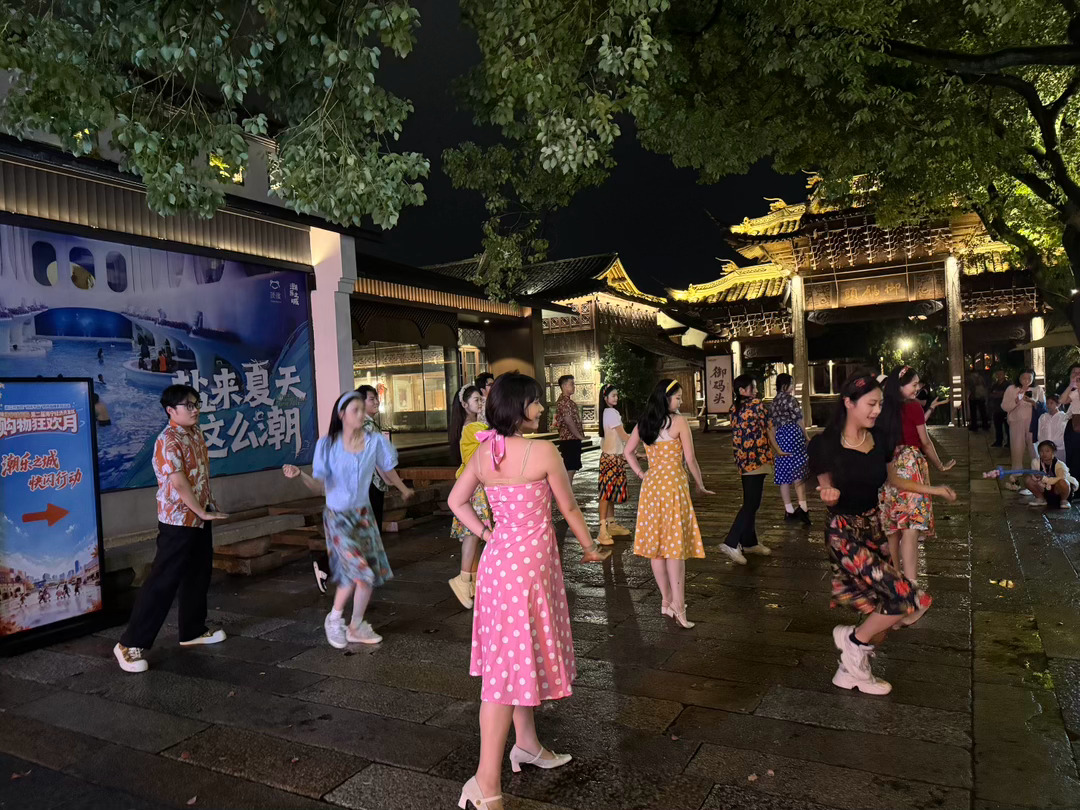 海宁盐官古镇，江潮汹涌，人潮如海。乾隆的咏潮诗忘了，只记得孙文的题辞：“猛进如潮