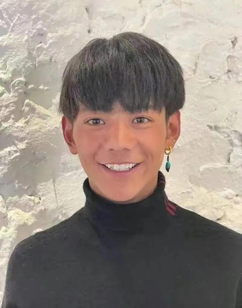 理塘丁真，这个名字可能不为人所知，但他却是一位非常有才华和魅力的年轻歌手。他出生