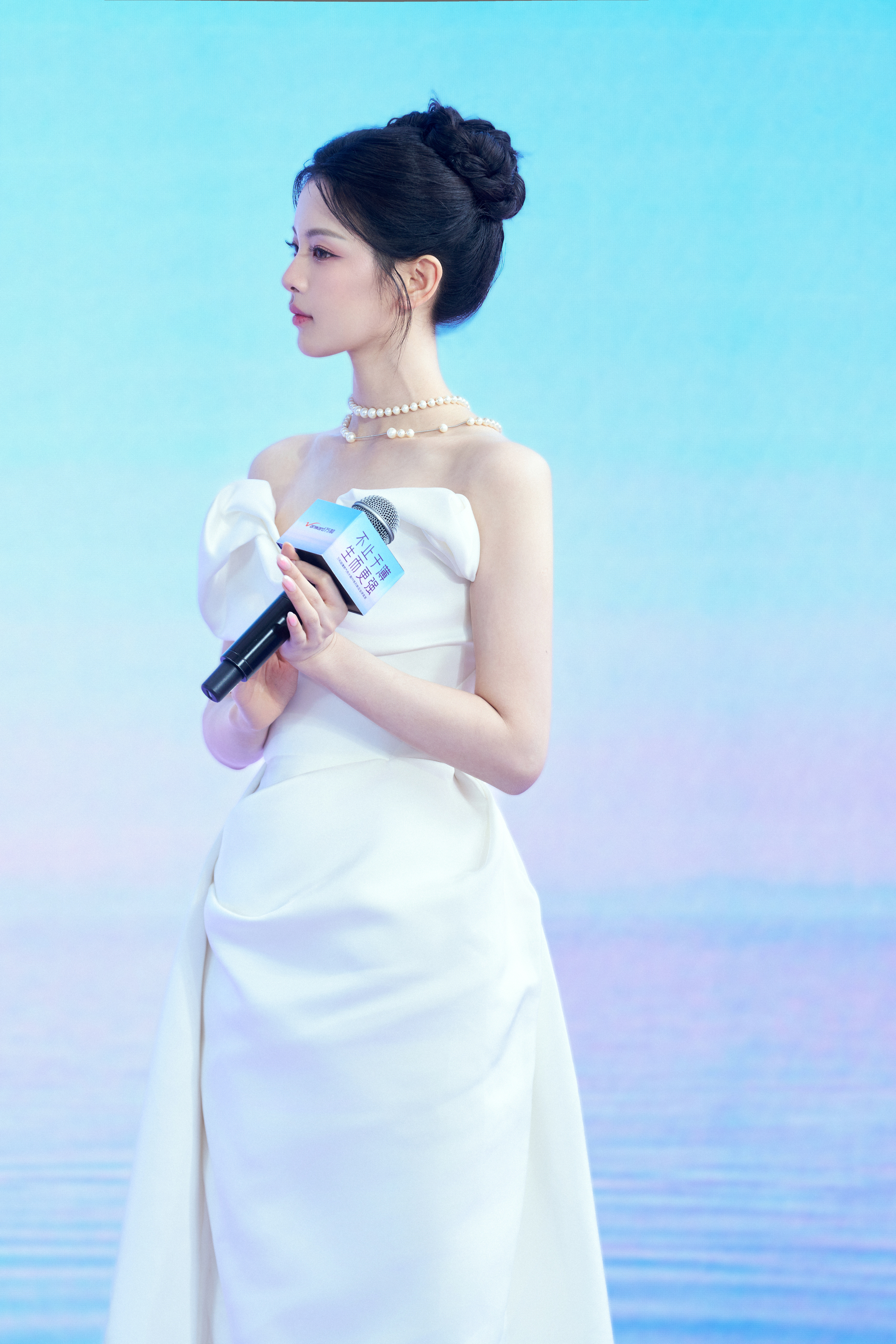 杨超越 in 万和品牌线下活动图集，身着Vivienne Westwood礼服搭