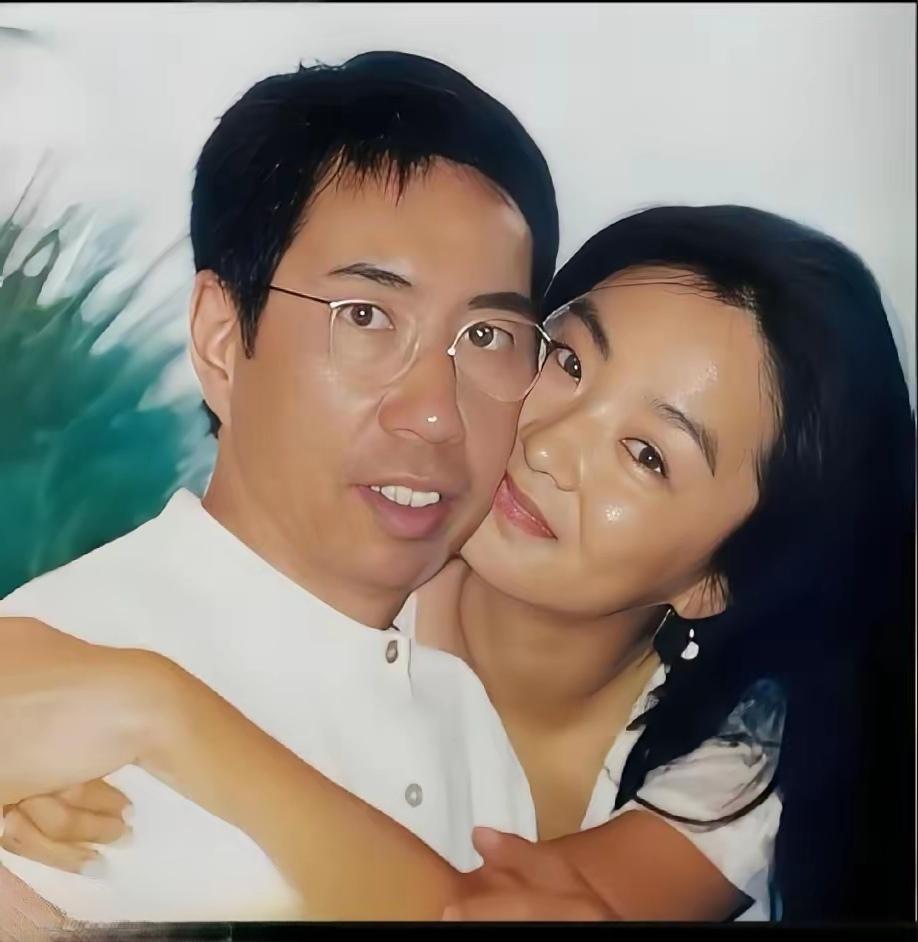 林青霞与刑李源当年的这张合影照看上去好温馨啊！他俩1994年结婚，婚礼轰动香港。