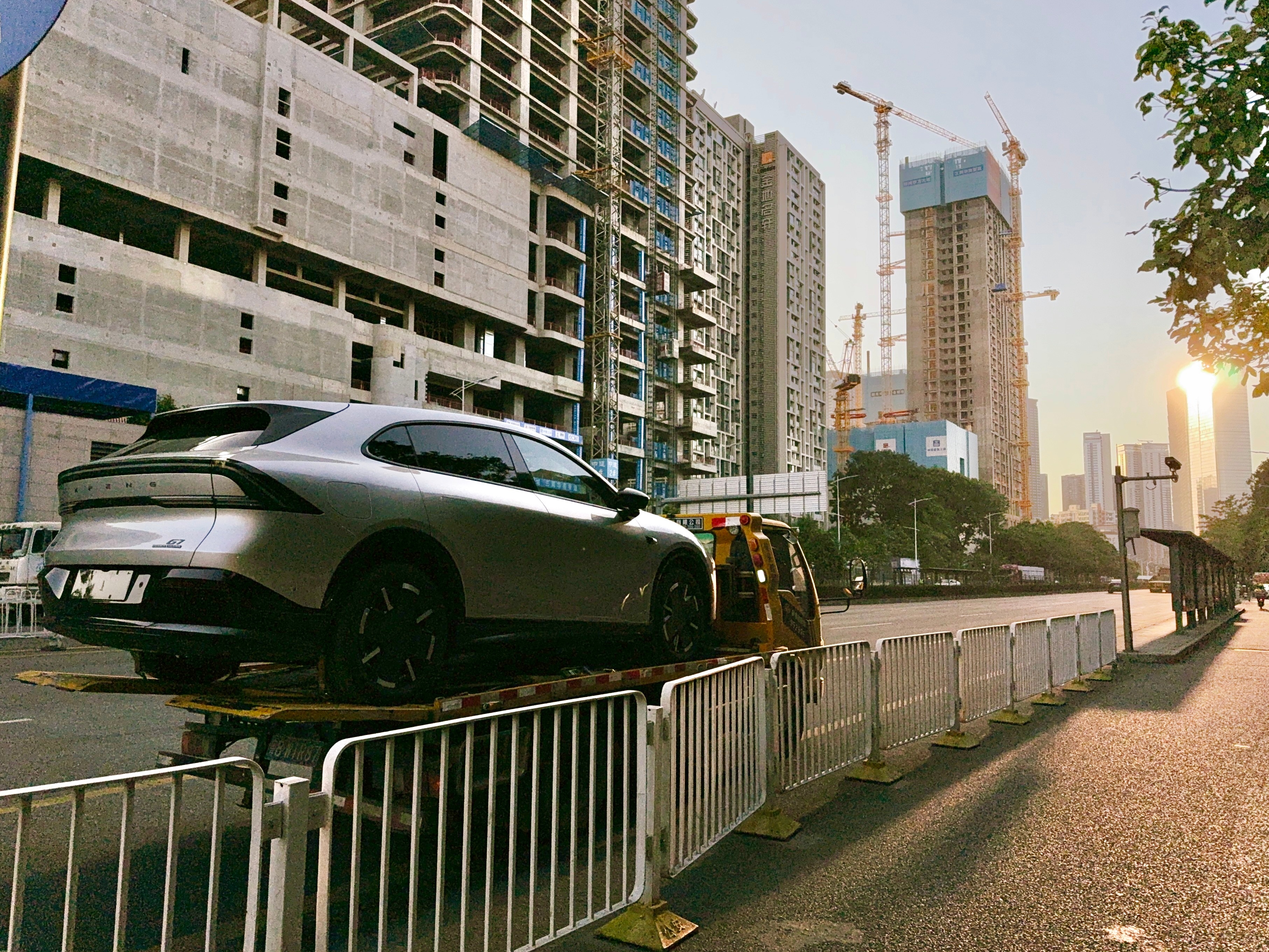 小鹏G7超级增程版运来了，实车太漂亮了！路人围观以为我提新车了明天开工拍摄！小鹏