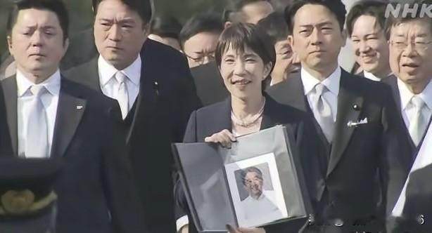 高市早苗参拜伊势神宫而不是靖国神社，说明她不愿过分刺激中、韩等亚洲邻国，这是她希