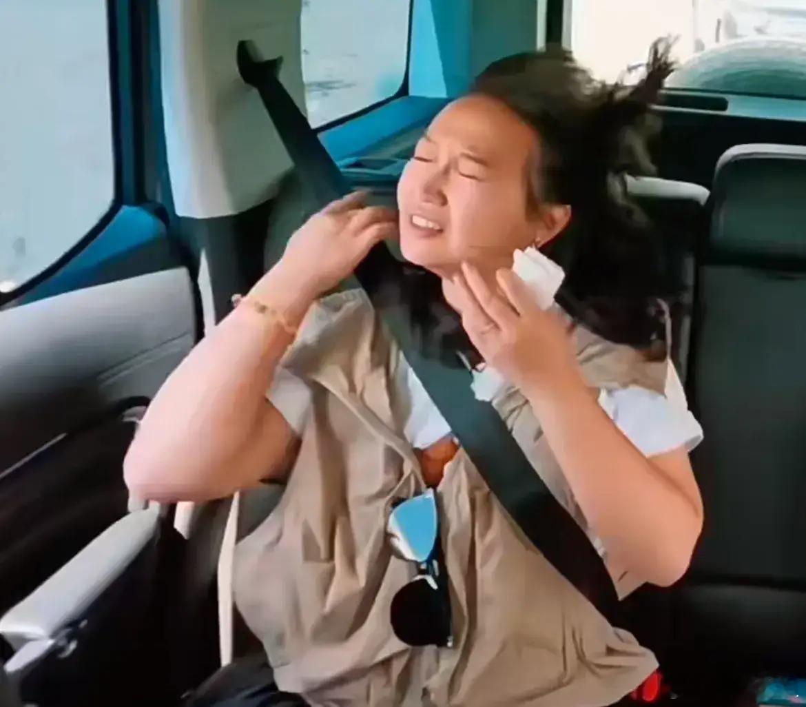 杨子开车窗狂吹麦琳，还以为是麦琳自己开的窗户哈哈哈哈但风也堵不住麦琳的嘴啊！ 