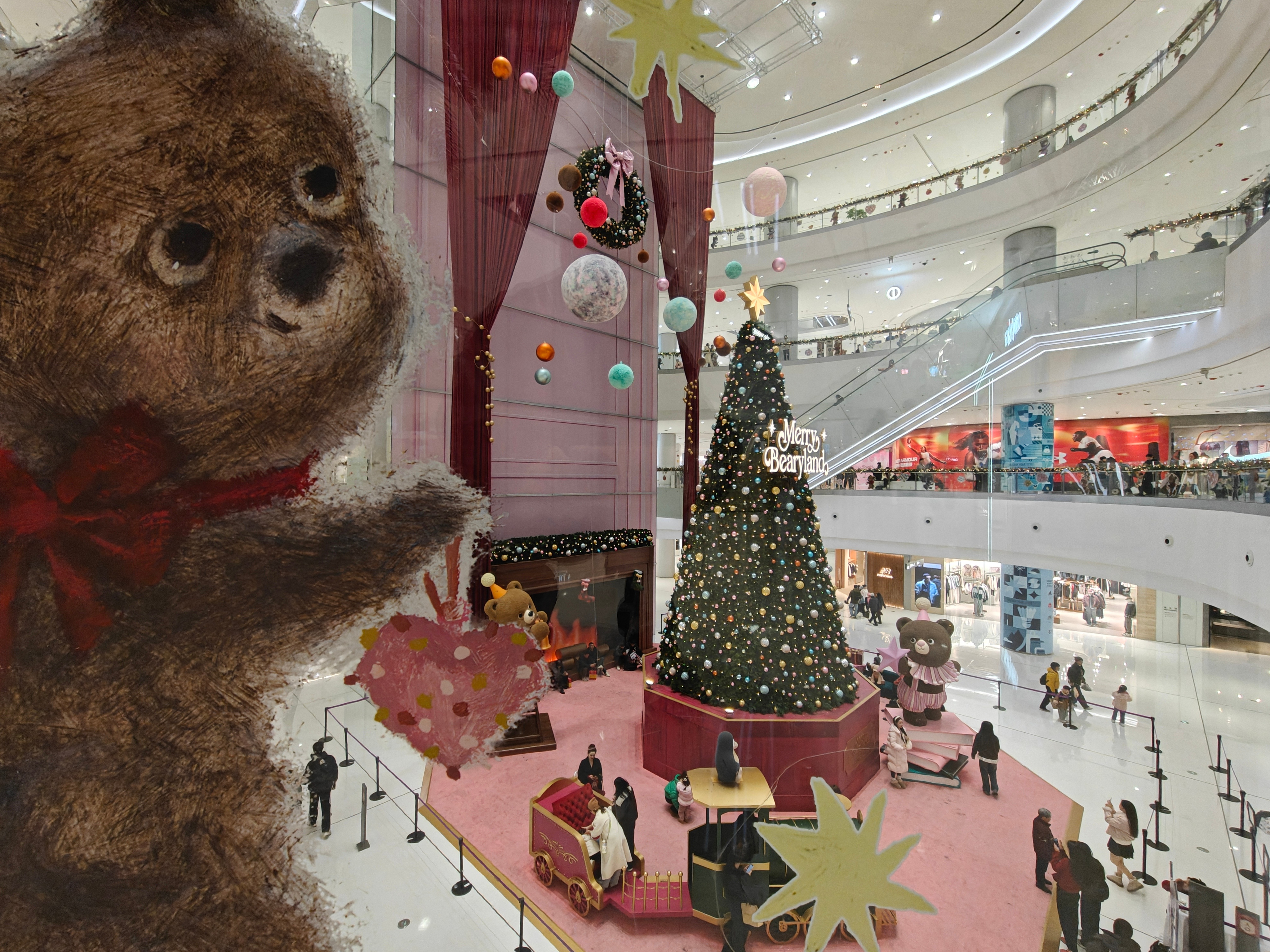 第一次来长沙，正好遇到圣诞节，我发现长沙街头的圣诞氛围真浓，外国人也很多，街头的