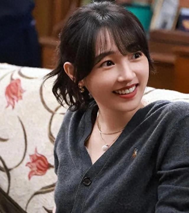 白百何和儿子合照火了！中性打扮的她，笑容灿烂，儿子却抢镜，16岁身高直逼180C