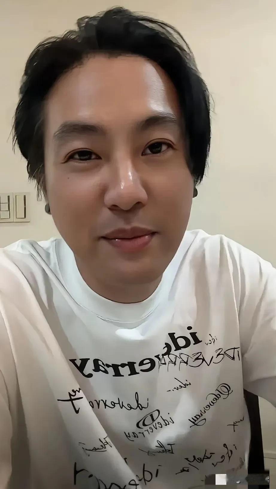 小杨阿姨呀
真想劝你两句

不是因为你怼嘿宝宝
说发-霉的酸辣粉也不给吃
也不是